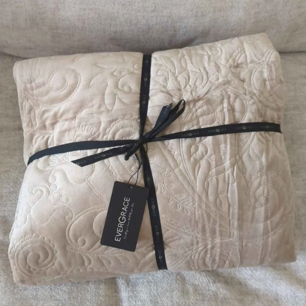 EVERGRACE Luxury Pearl Velvet Quilt Set Queen  3 Pieces, Soft Paisley-Stitch Vel